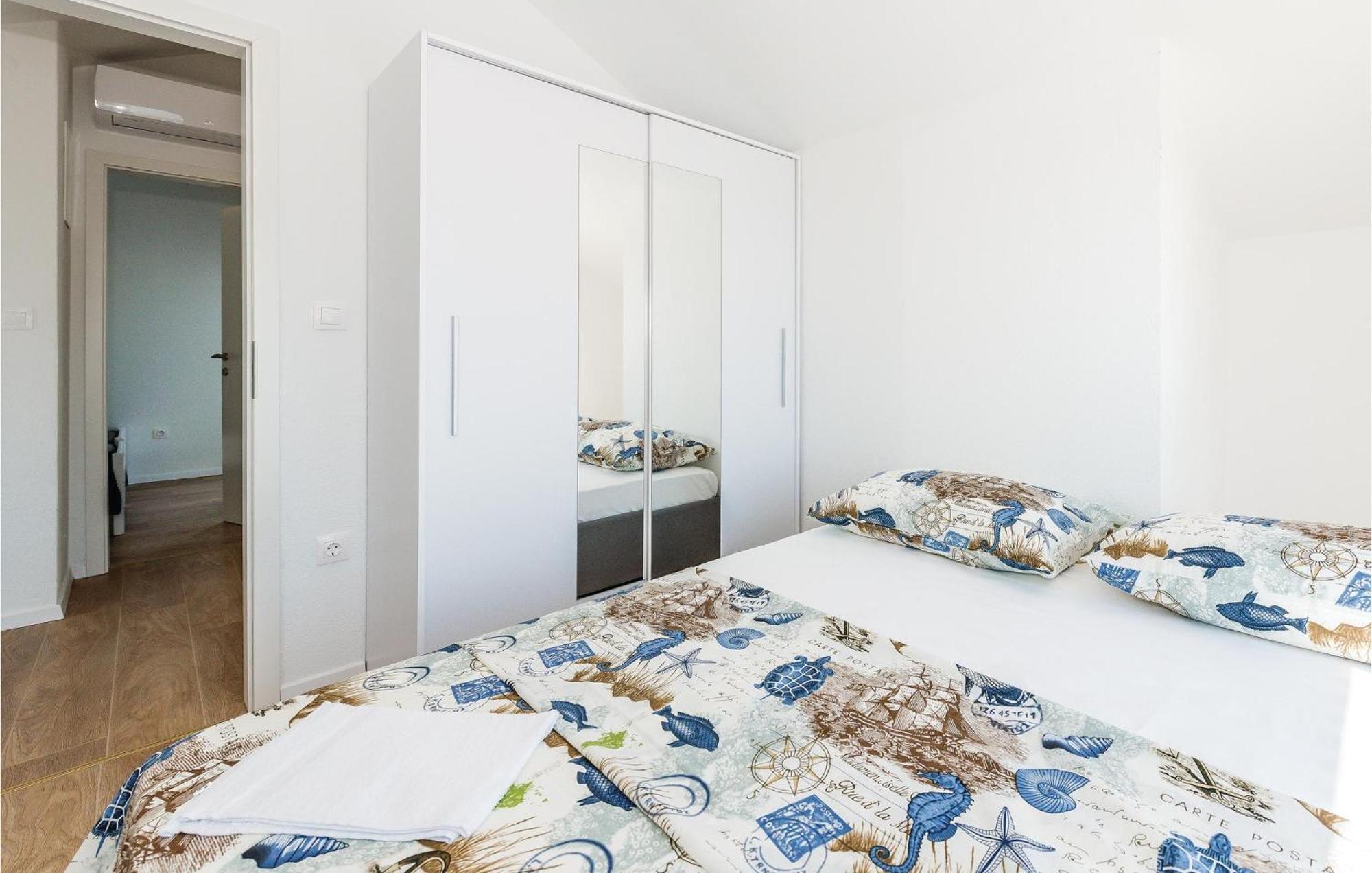 4 Bedroom Beautiful Home In Шибеник Екстер'єр фото